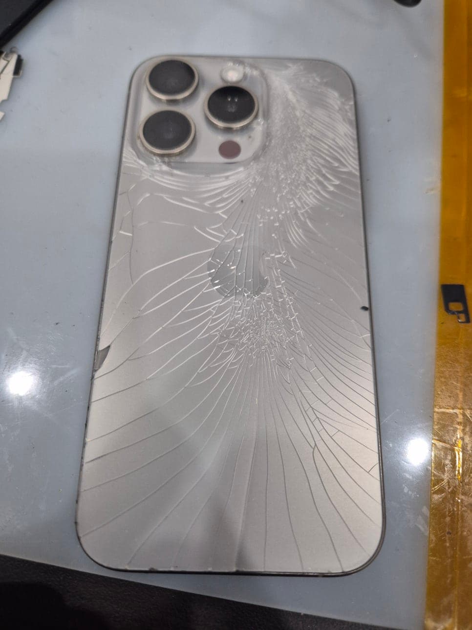 iPhone 15 Pro 후면유리 교체 수리 사진